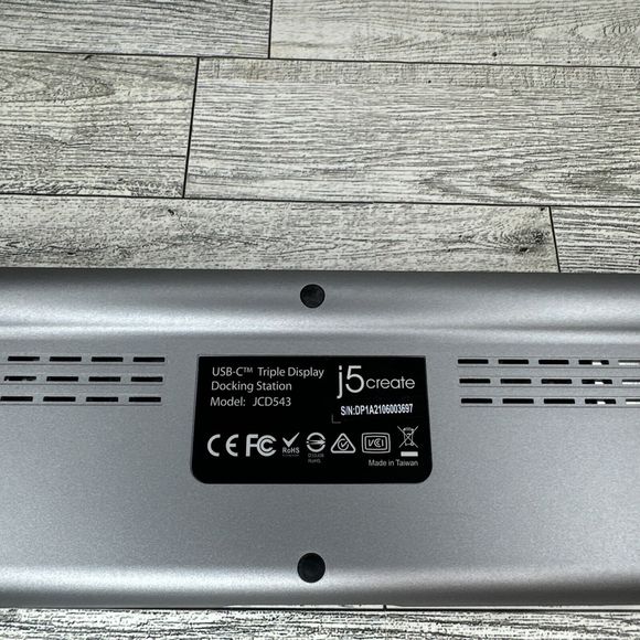 J5Create JCD543 USB-C Triple Display Docking Station - Picture 3 of 3